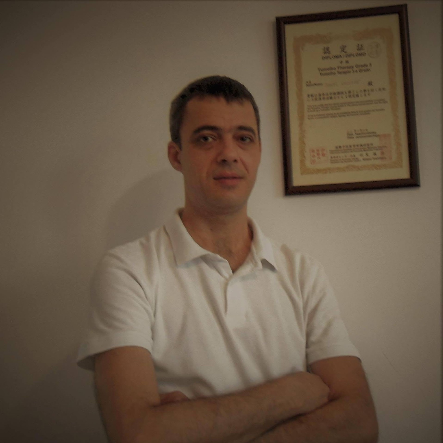 Daniel Niculae, terapeut Yumeiho gradul 3, în fața diplomei de certificare