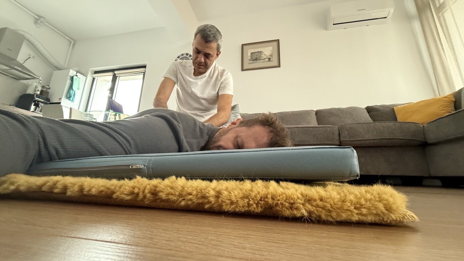 Daniel lucrând o ședință Yumeiho în confortul casei clientului